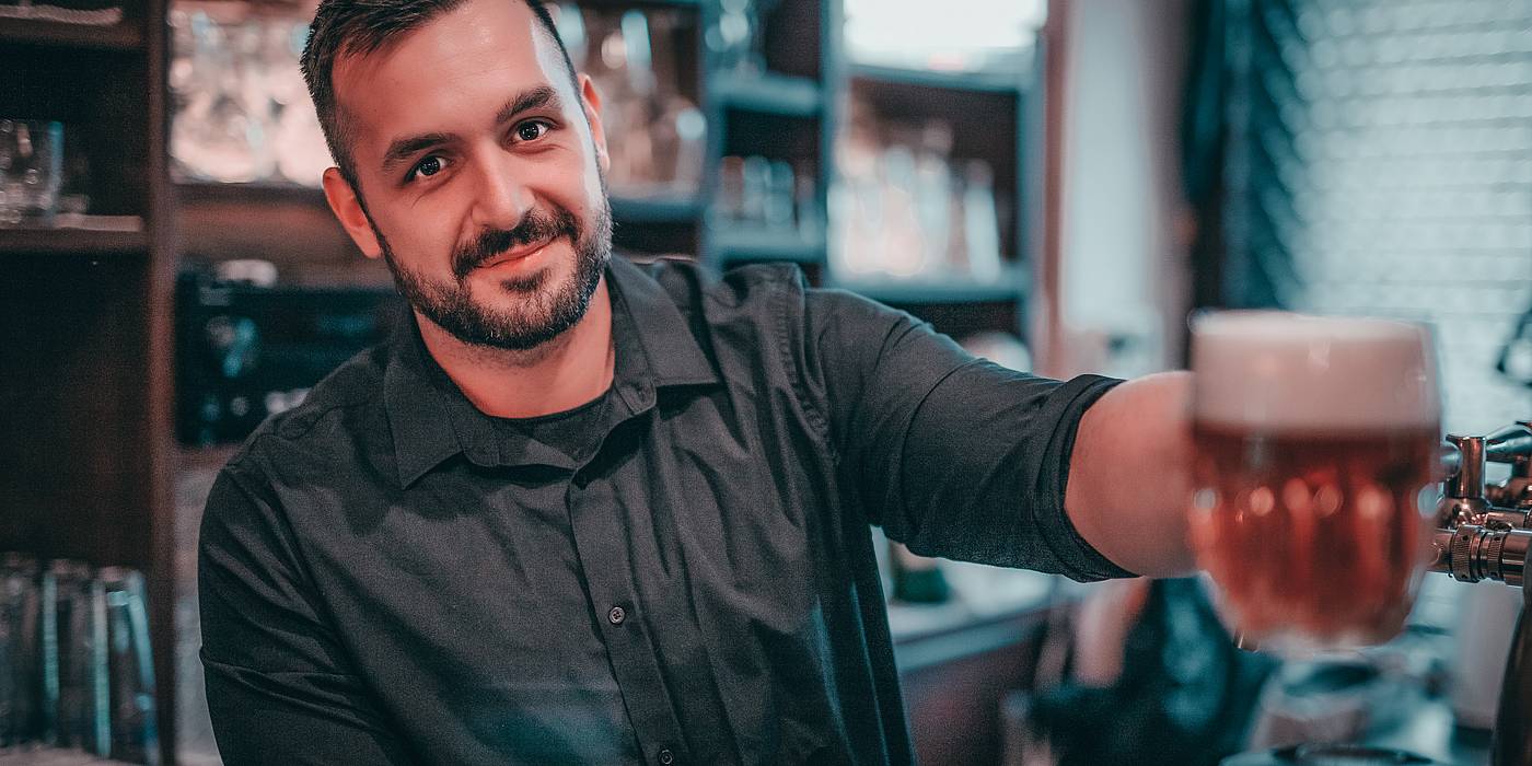 Restaurace U Zp�v��k� se �ad� k nejstar��m restaurac�m v Praze, s nep�eru�enou histori� od roku 1865.