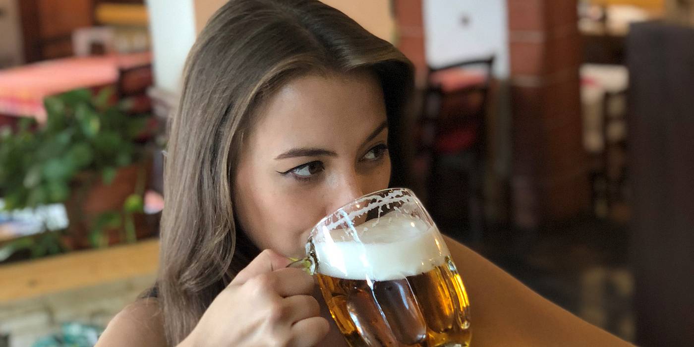 Kapacita restaurace je 50 m�st a v letn�ch m�s�c�ch je otev�ena p��jemn� zahr�dka