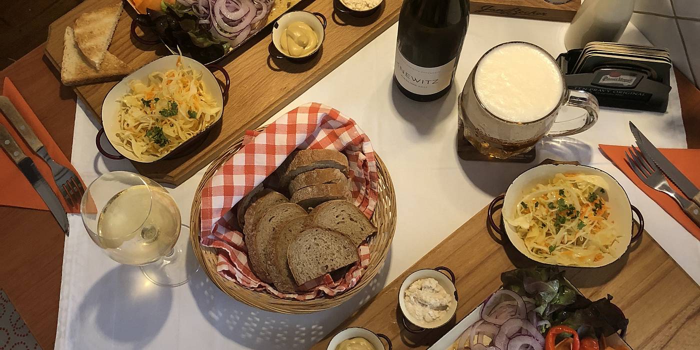 Nechyb� zde obl�ben� pe�en� kachna, pe�en� koleno, gul� a grilovan� steaky