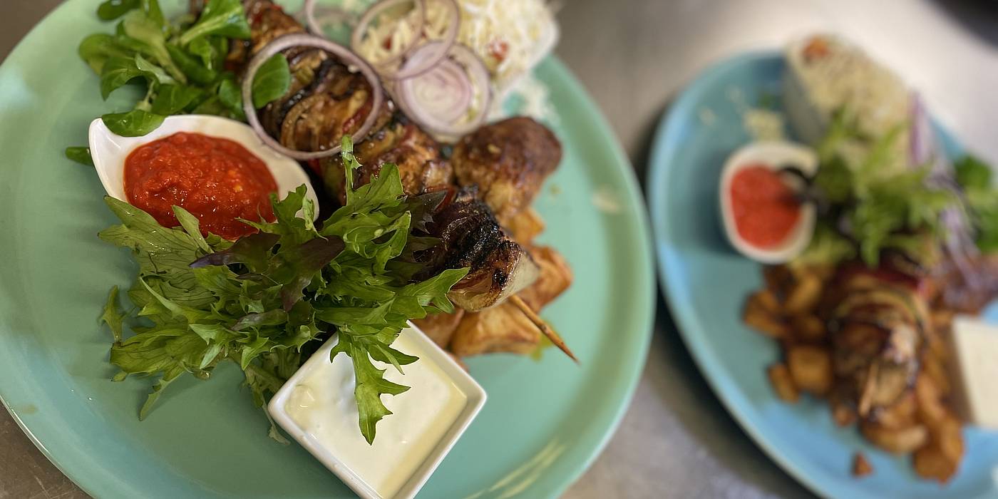 V nab�dce nechyb� obl�ben� pe�en� kachna, pe�en� koleno, gul� a grilovan� steaky