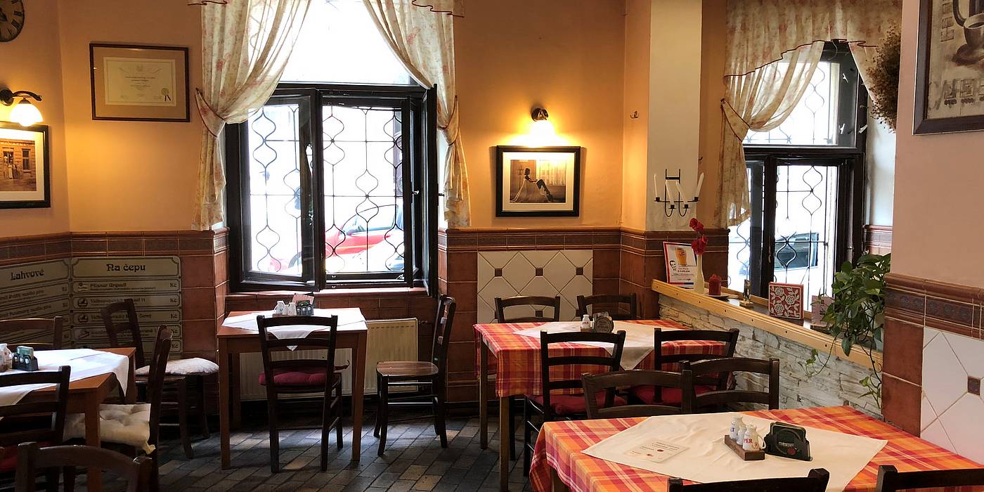 Restaurace U Zp�v��k� se �ad� k nejstar��m restaurac�m v Praze, s nep�eru�enou histori� od roku 1865.