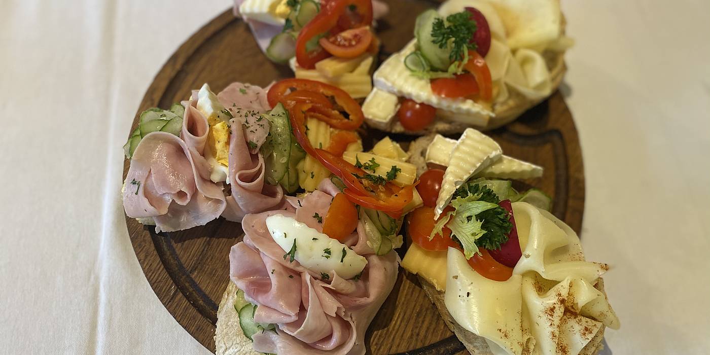 Oblo�en� chleb��ky a m�sy - Restaurace U Zp�v��k�