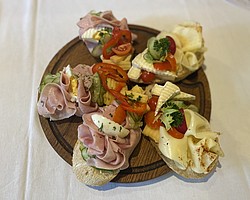 Oblo�en� chleb��ky a m�sy