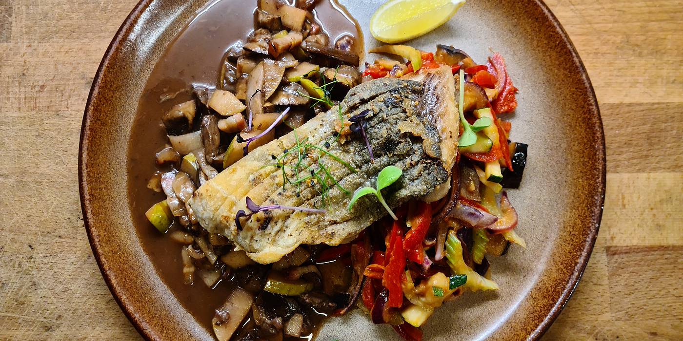 V�no�n� nab�dka bude v na�� restauraci od 24. do 26. prosince. P�ij�m�me objedn�vky na �t�drove�ern� menu. M��ete si p�ij�t osobn�, nebo p�edem objednat dovoz k V�m dom�. Rozv��me 24. prosince do 16:30hod.